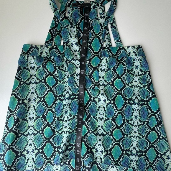 BCBG Maxazria Sleeveless Snake Print Blouse
Split Neck Size XS Green/ Black - Picture 5 of 6